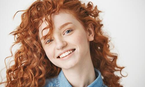 Gummy Smile – was genau ist das und wie können wir bei implaneo das „Zahnfleischlächeln“ behandeln?