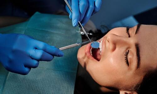 Zahnimplantat trotz Angst: Wie die implaneo Dental Clinic Angstpatienten die Behandlung erleichtert