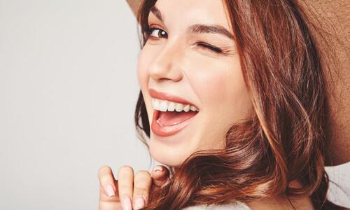 Hollywood-Smile in München: Welche Behandlungen führen zum perfekten Lächeln?