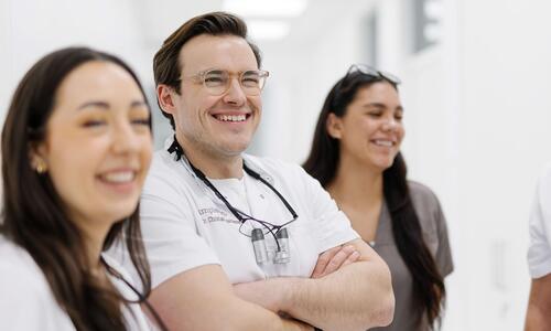 Lockere Zähne? Lassen Sie sich bei IMPLANEO in München behandeln
