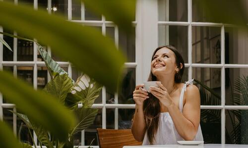 Weiße Zähne und Kaffee? Tipps gegen Verfärbungen