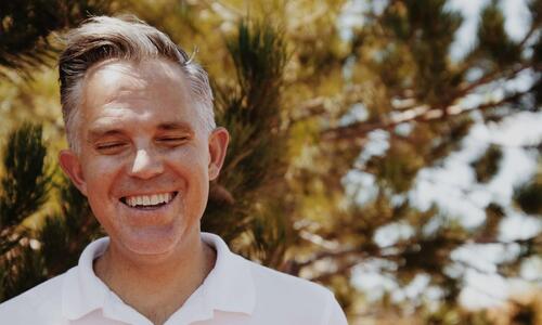 Zahnfleischrückgang stoppen: moderne Behandlungsmethoden und Ursachen