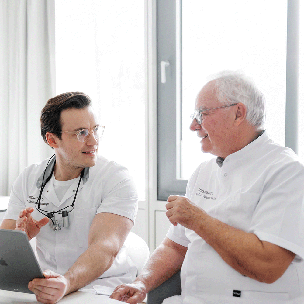 Foto von Dr. med. dent. Christian Maischberger im Gespräch mit Prof. Dr. med. dent. Hannes Wachtel