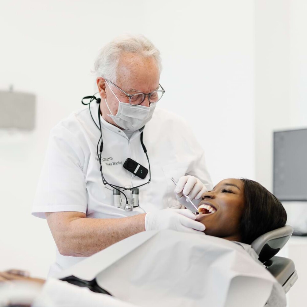 Foto von Prof. Dr. med. dent. Wachtel in einer Behandlungssituation