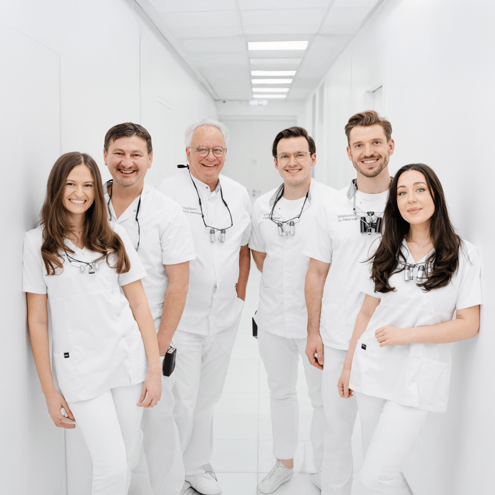 Teambild der Behandler:innen in der implaneo Dental Clinic in München Bogenhausen
