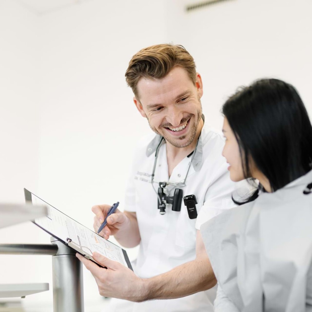 Viktor Luft in einer Beratungssituation mit einer Patientin
