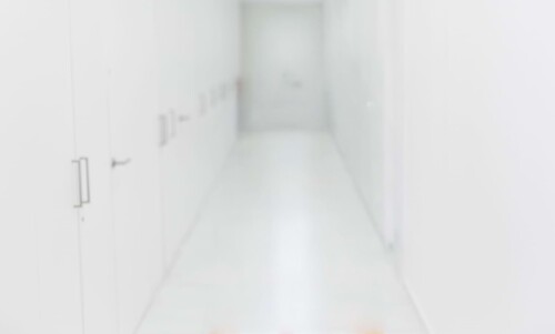 Platzhalter-Portrait: Blick in den hell erleuchteten Flur der implaneo Dental Clinic