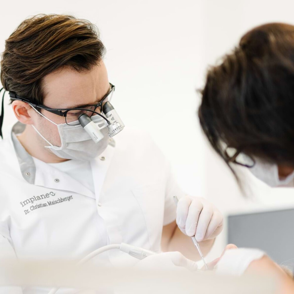 Hochwertige Keramikimplantate bei implaneo in München.