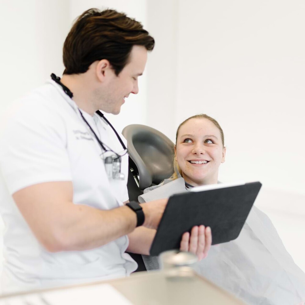 Die Experten von implaneo in München sorgen mit maßgefertigten Veneers für ein strahlendes Lächeln.