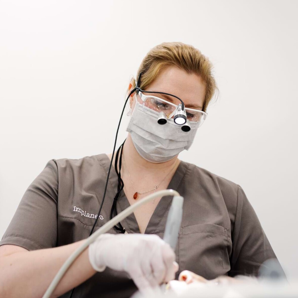 Situationsfoto bei der Dentalhygiene-Behandlung in der implaneo Dental Clinic