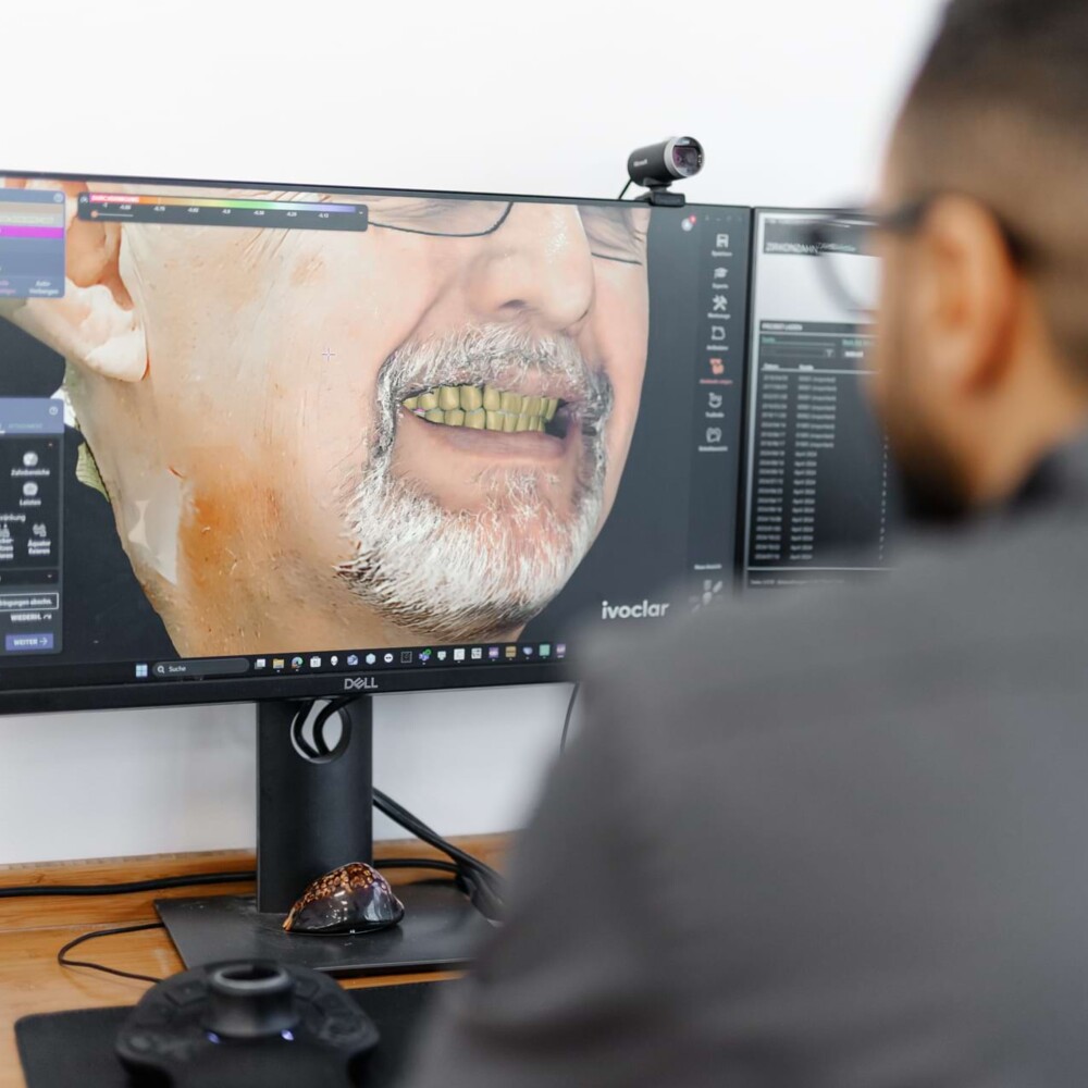 Fotoaufnahme eines Desktops mit 3D-Modell.