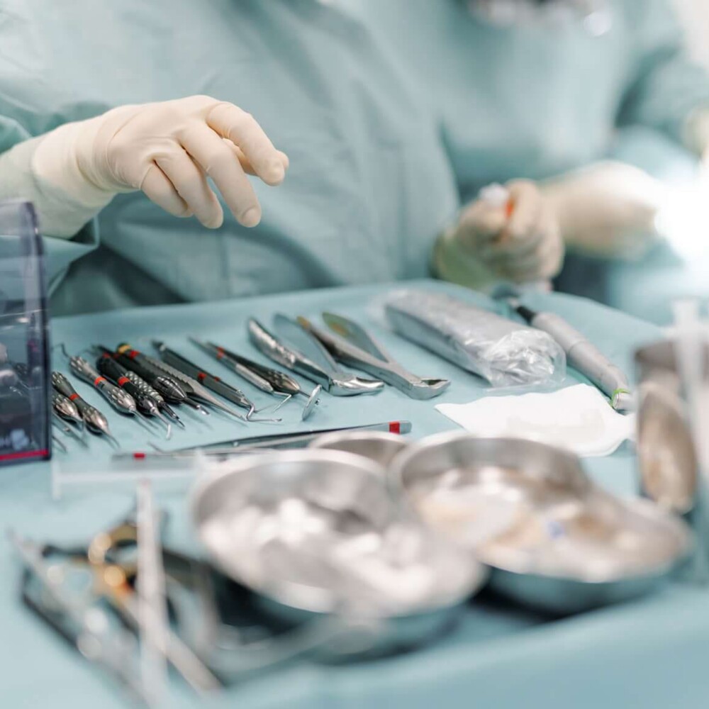 Steriles OP-Besteck wird für einen Eingriff in der Dental Clinic implaneo vorbereitet.